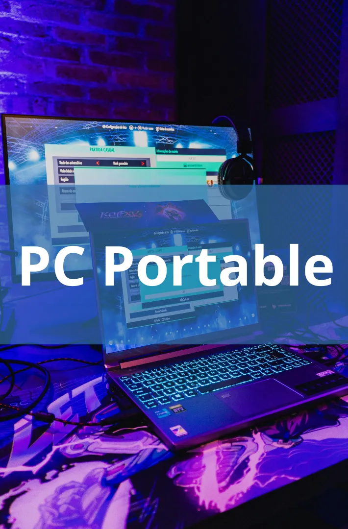 Une vue d'un espace avec un ordinateur portable devant un grand écran de bureau. Le texte « PC Portable » est superposé sur l'illustration.