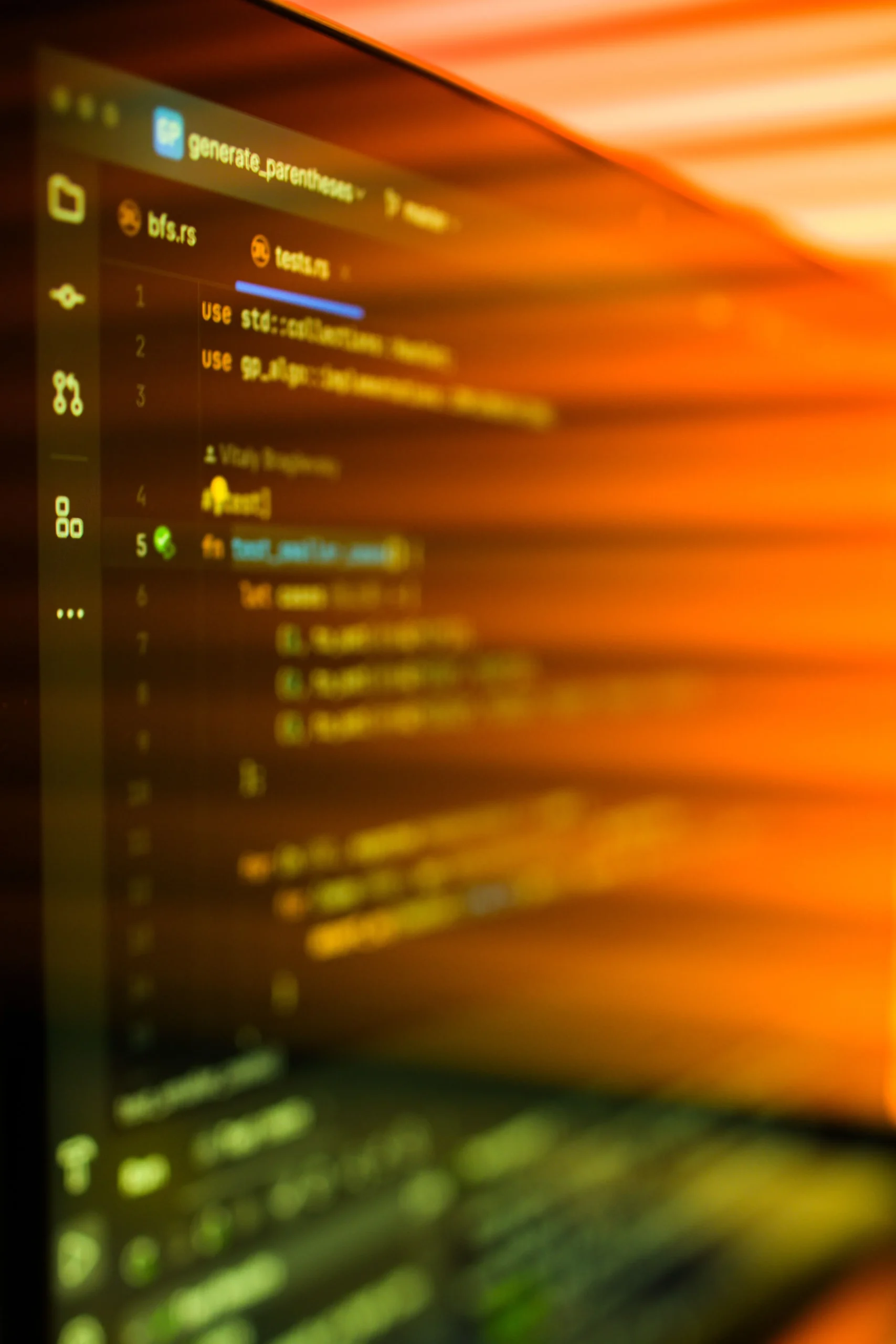 Gros plan sur un écran d'ordinateur affichant des lignes de code de programmation dans un éditeur.