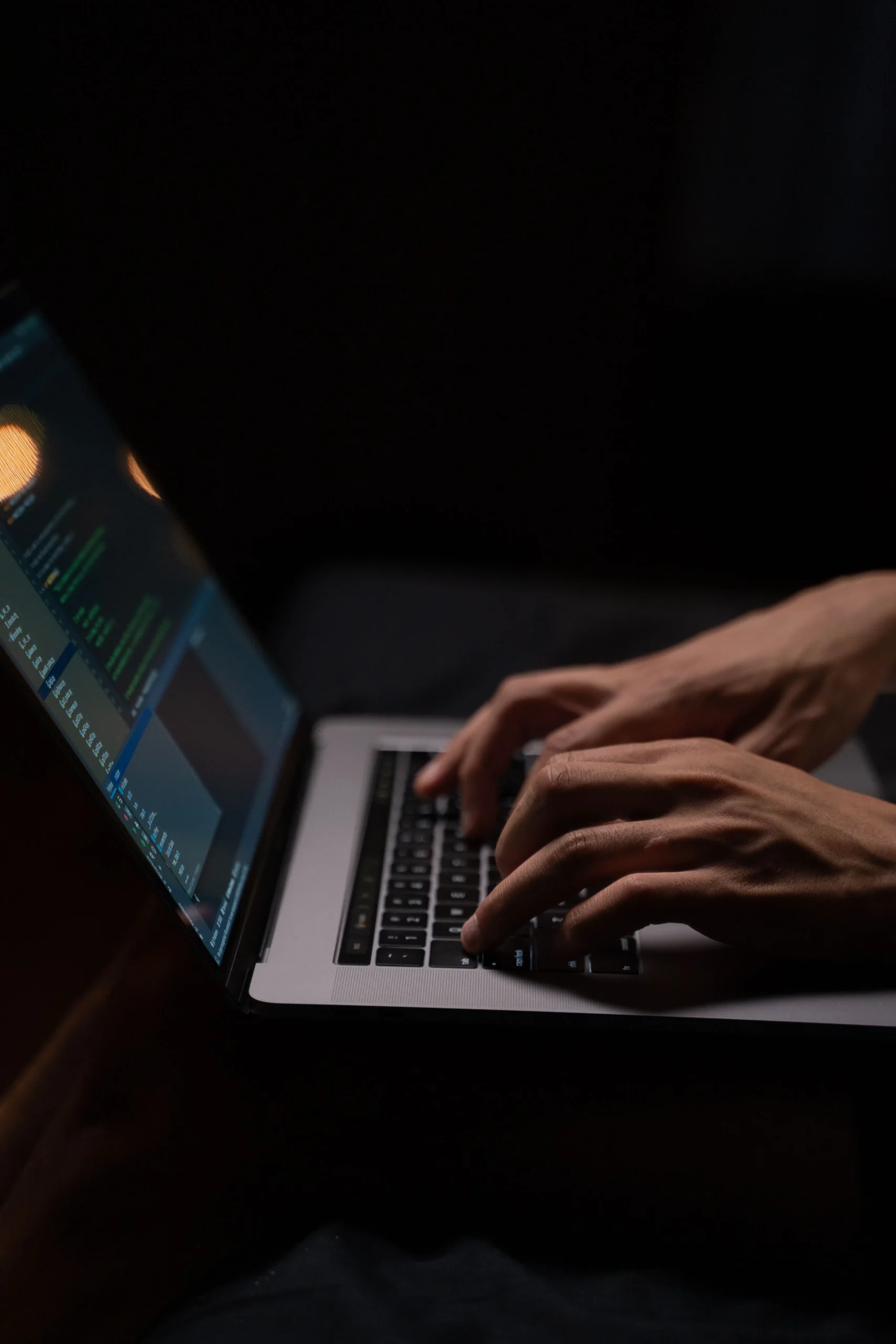 Plan rapproché sur les mains d'une personne en train de taper sur le clavier d'un ordinateur portable.