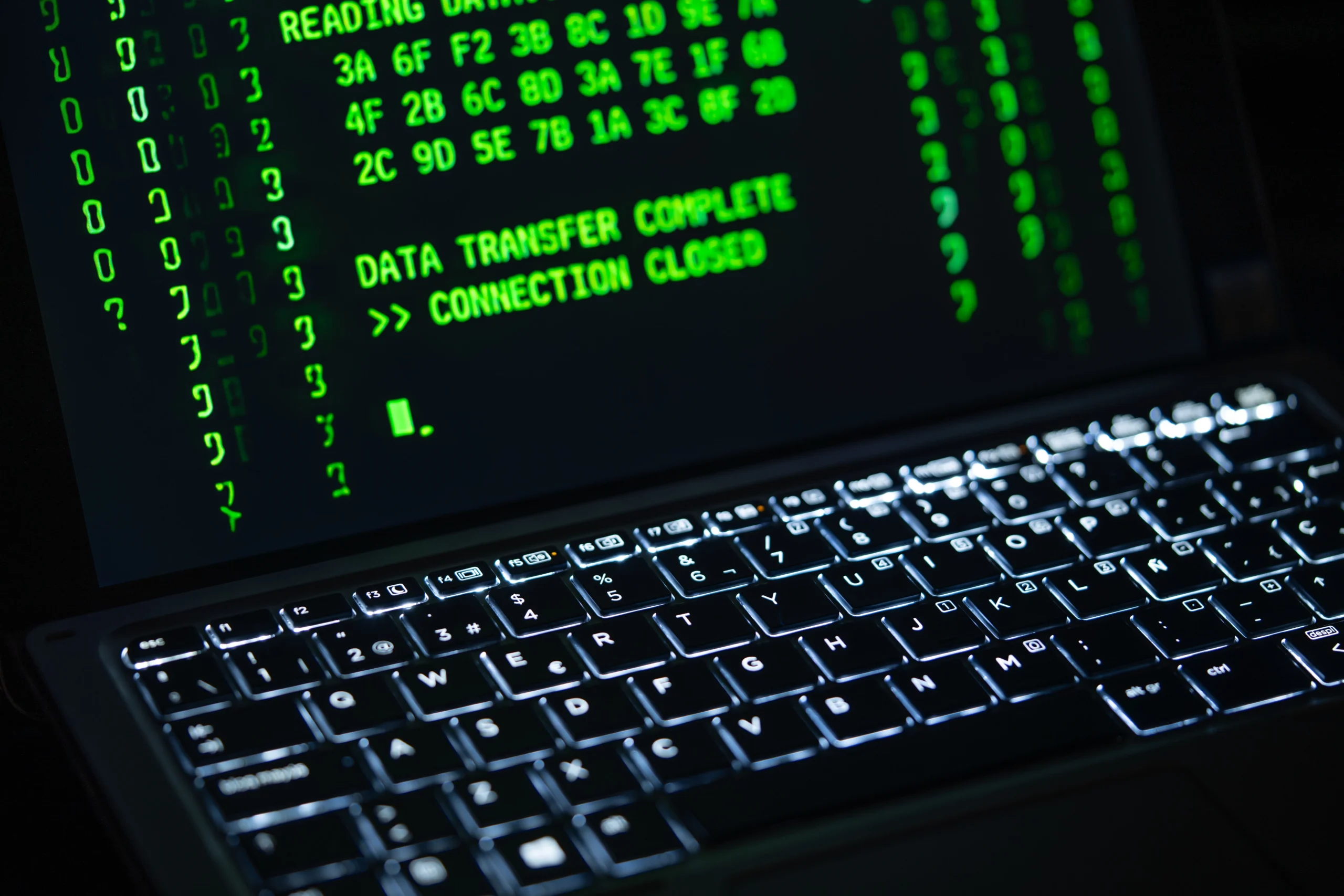 Un écran d'ordinateur portable affichant des lignes de code.