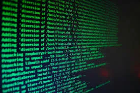 Gros plan incliné sur un écran affichant des lignes de code et de texte d'installation système.